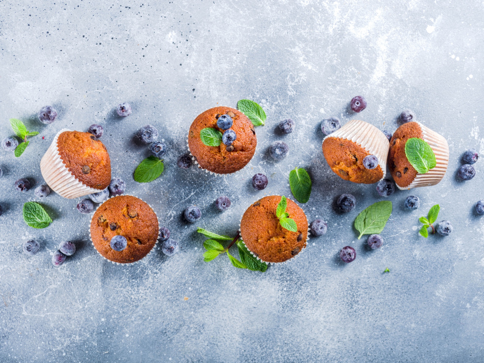 Румяные кексы на столе с ягодами черники