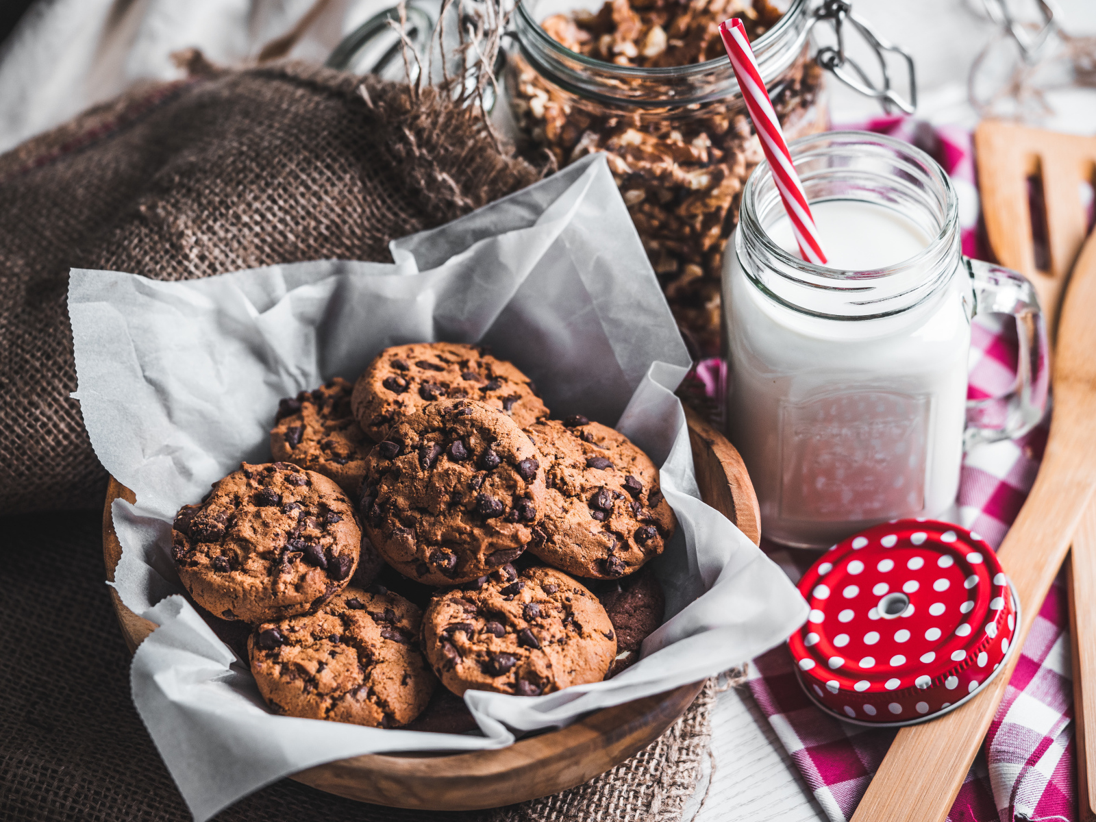 Вкусное печенье с шоколадом на столе с молоком 