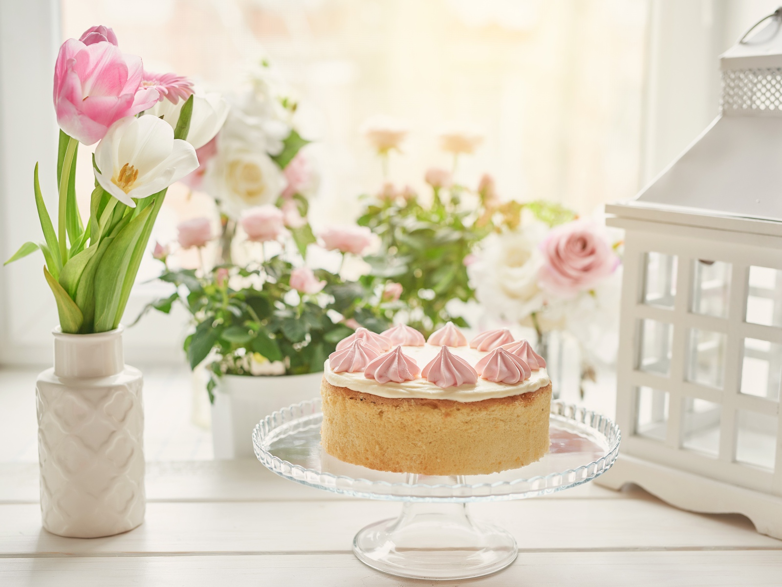 Вкусный пирог на столе с букетом тюльпанов 