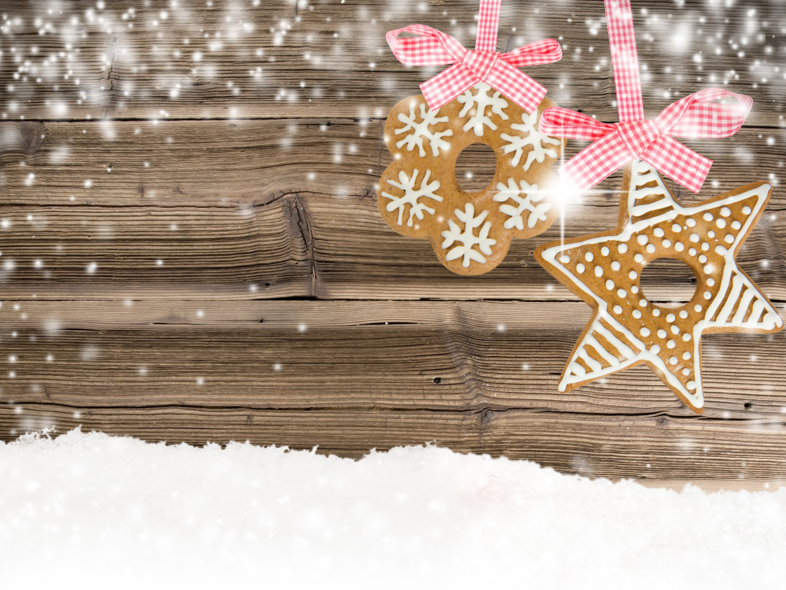 Два печенья на ленточках на деревянном фоне