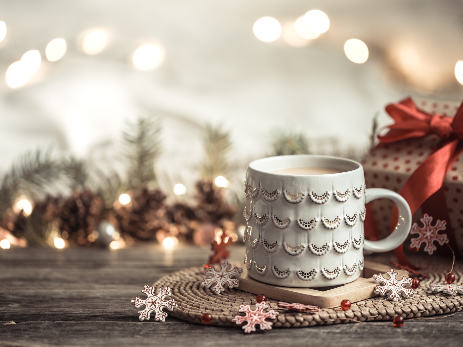 Красивая белая чашка какая на столе с подарком