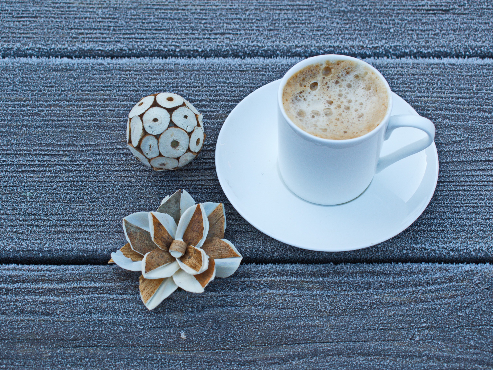 Чашка горячего кофе на покрытом инеем столе 