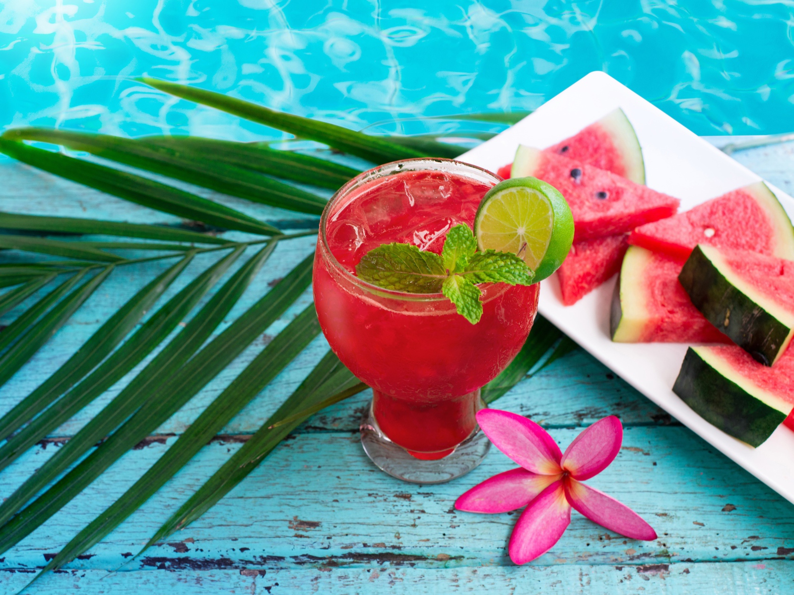 Стакан арбузного мохито у воды