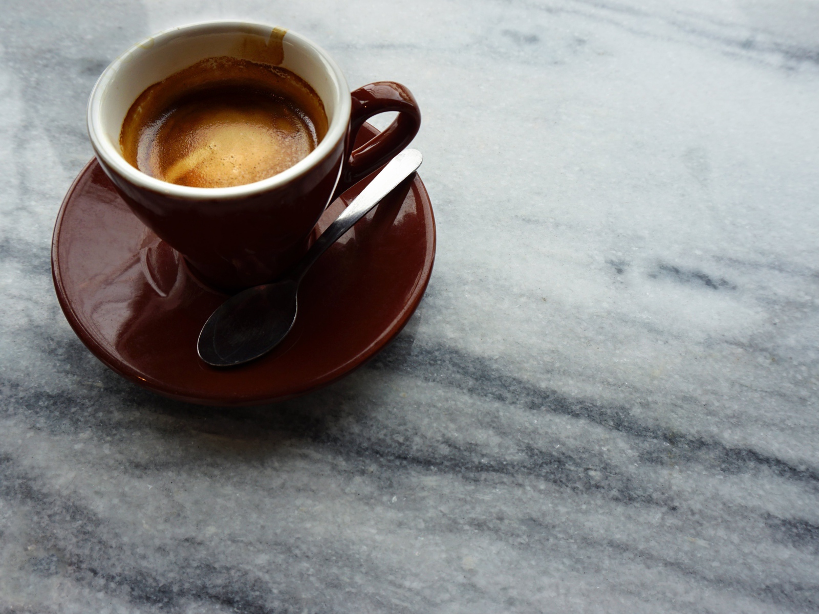 Коричневая чашка горячего кофе на столе 