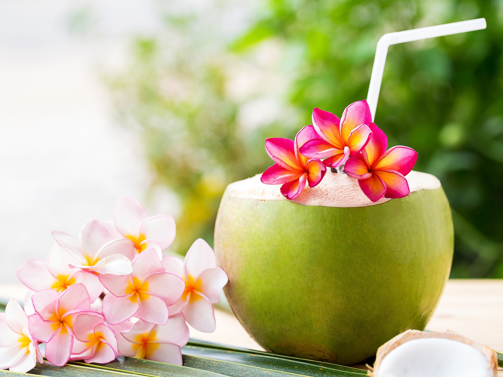 Коктейль в кокосе с цветами плюмерии 