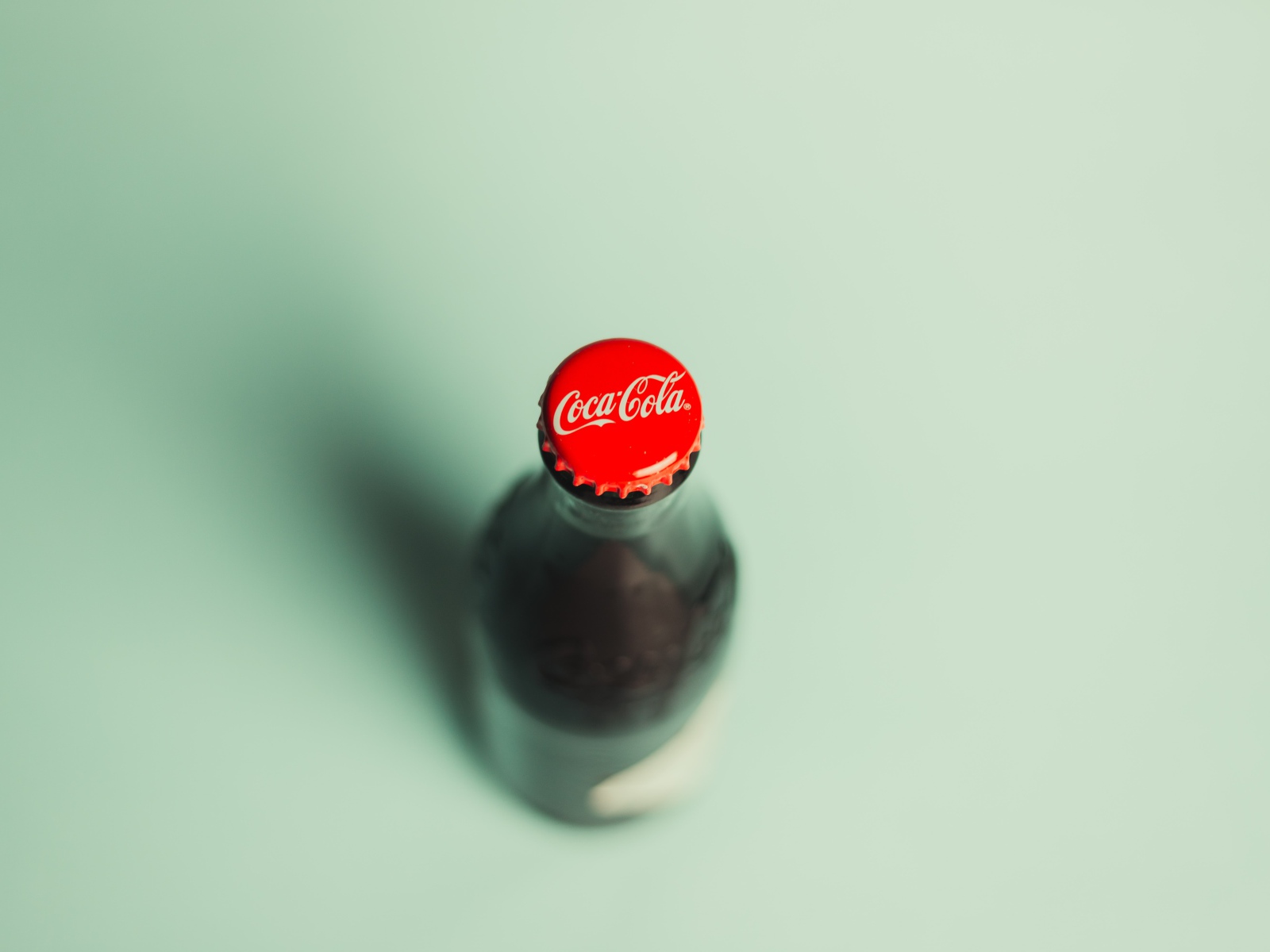 Стеклянная бутылка кока колы вид сверху