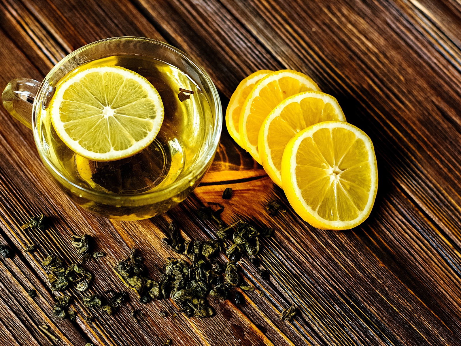 Зеленый чай в стеклянной чашке с лимоном