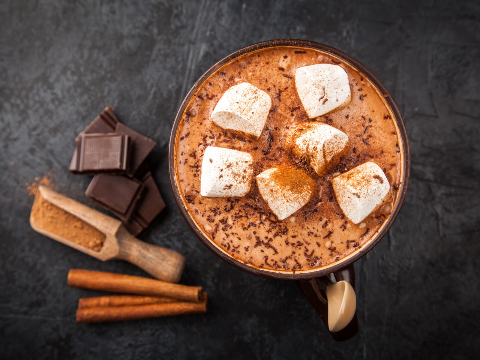 Горячий шоколад с маршмеллоу в чашке