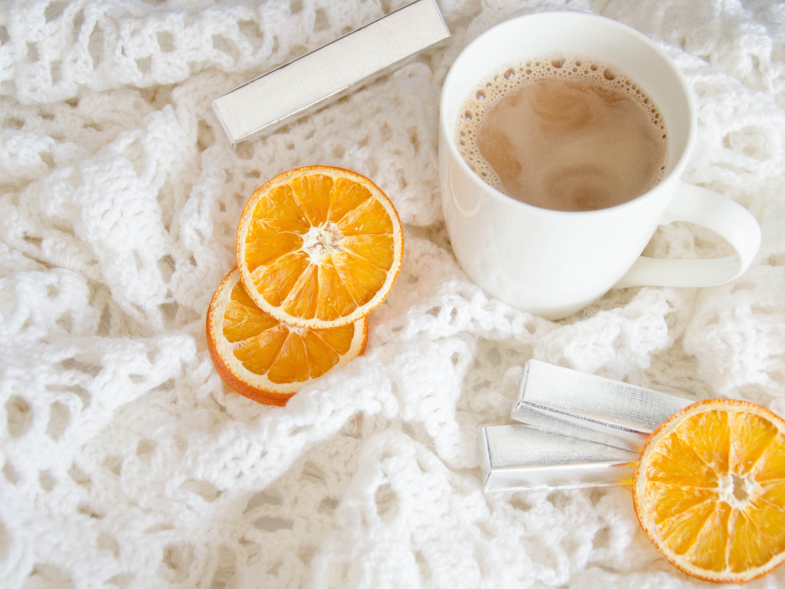 Горячий какао на покрывале с шоколадом и апельсином