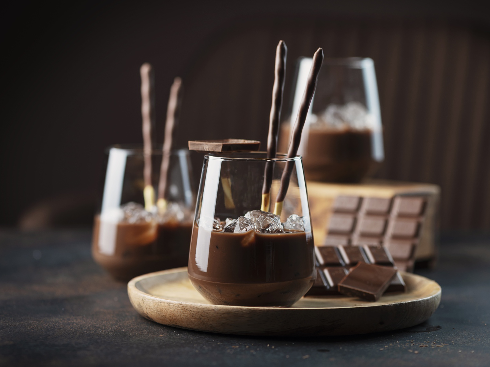 Холодный шоколадный напиток со льдом 