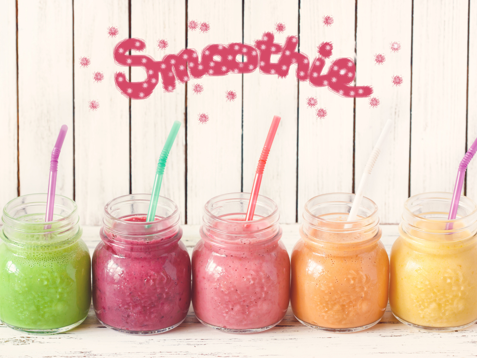 Баночки с разноцветным смузи с трубочками