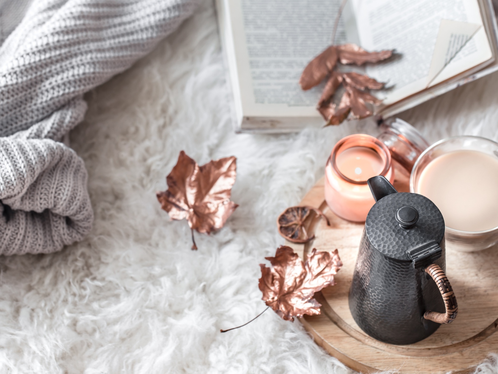 Чай с молоком на кровати с книгой и теплым свитером