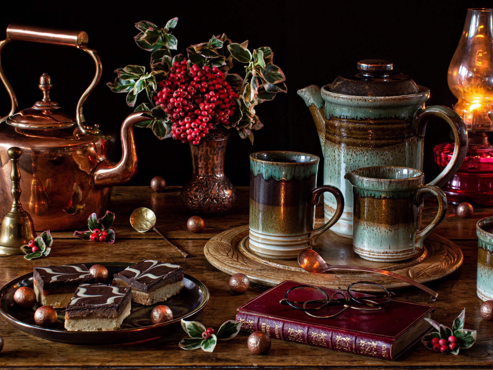 Стол на чаепитие с книгой и пирожными