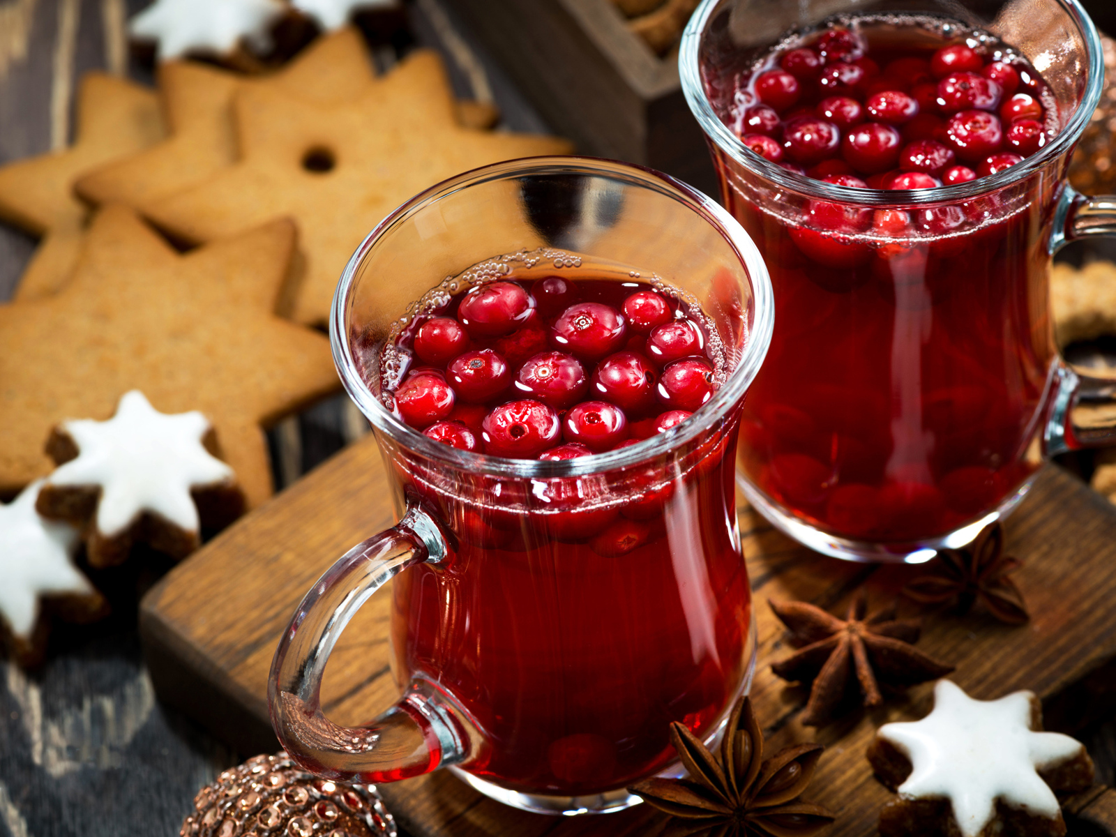 Два стакана клюквенного морса на столе с печеньем