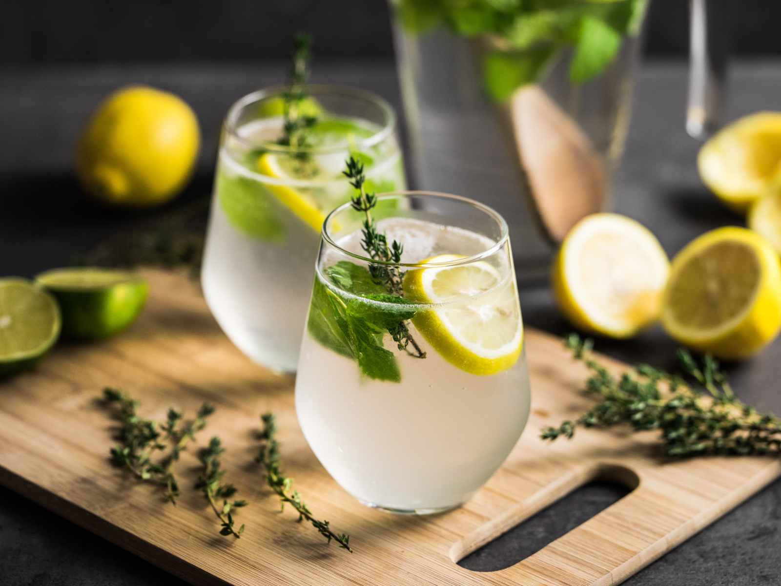 Два стакана мохито на столе с лимоном