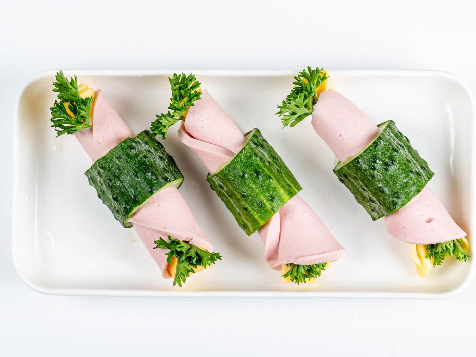 Рулетики из вареной колбасы с сыром  в огурцах 