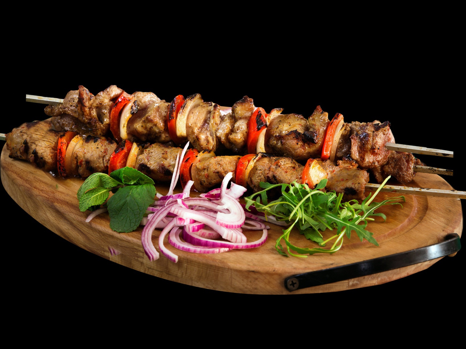 Вкусный шашлык на доске с луком и зеленью 