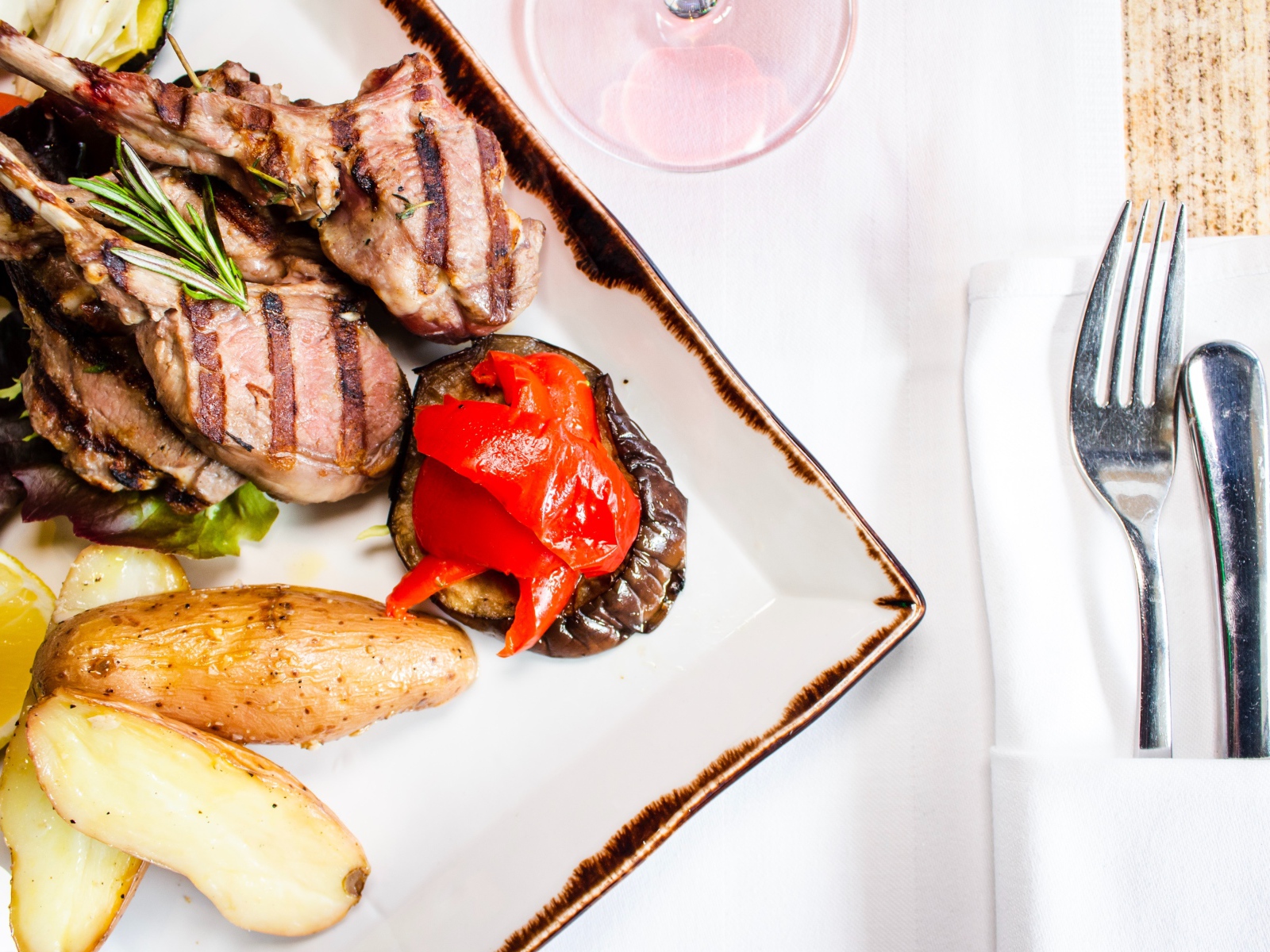 Свиные ребрышки с овощами на столе 