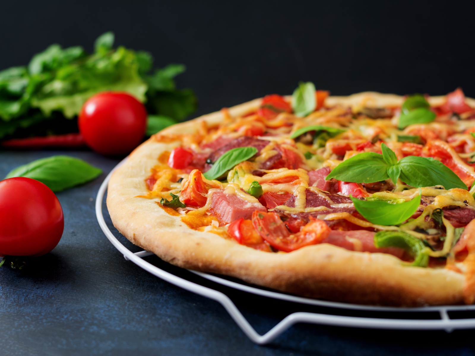 Аппетитная пицца с беконом и розмарином