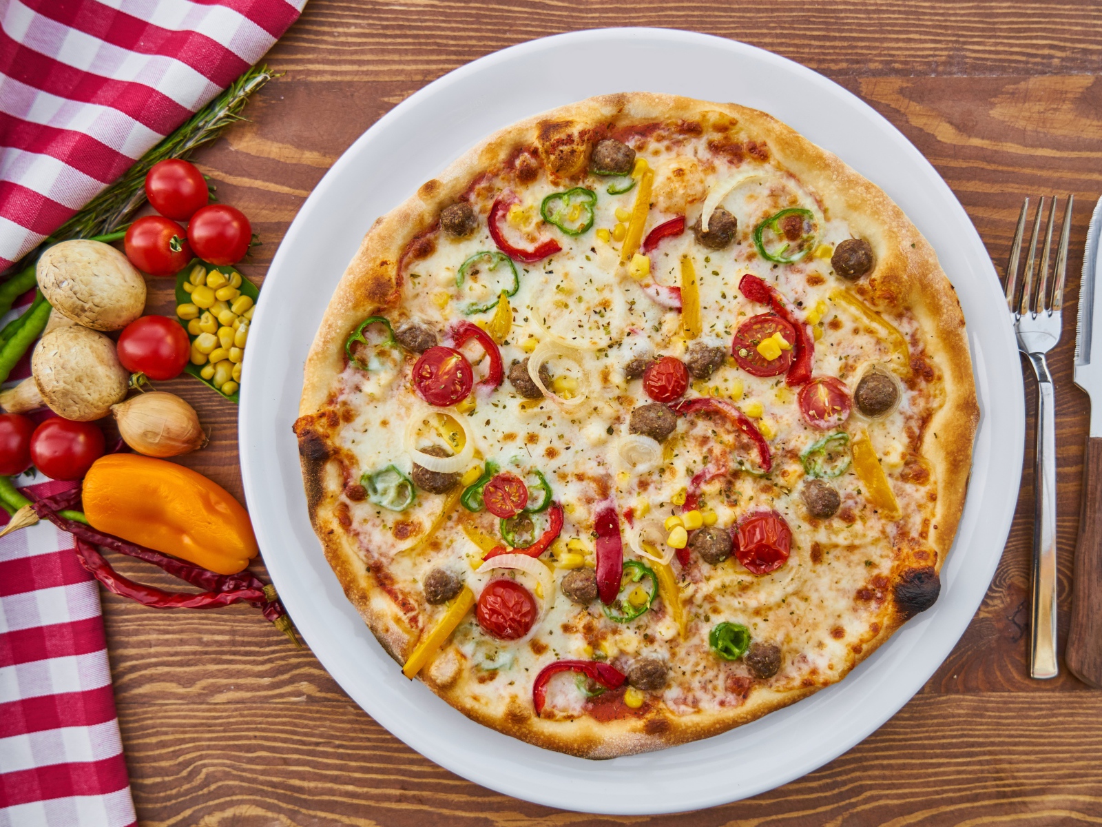 Аппетитная вкусная пицца на столе с овощами 