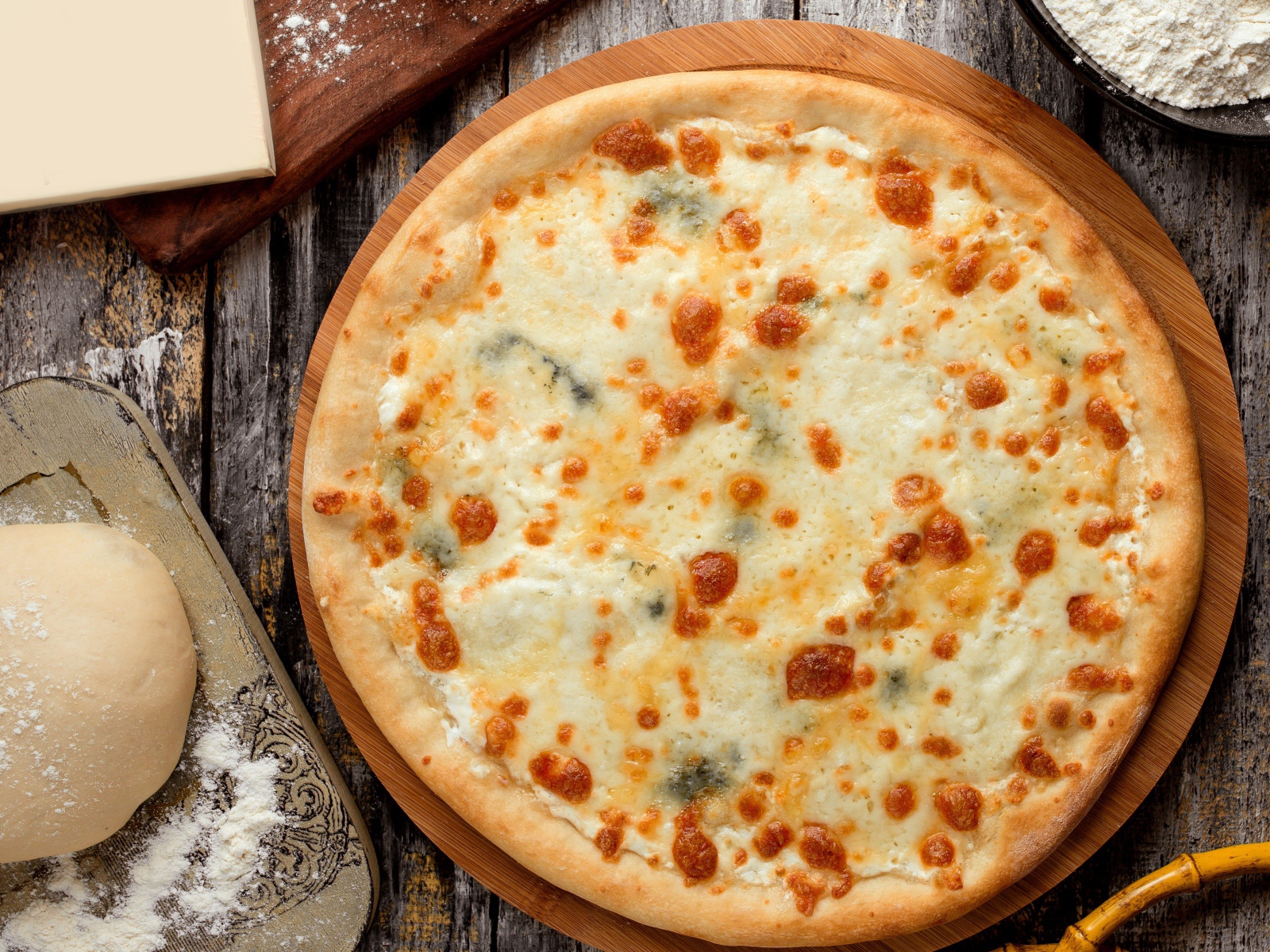 Горячая аппетитная пицца с сыром на столе