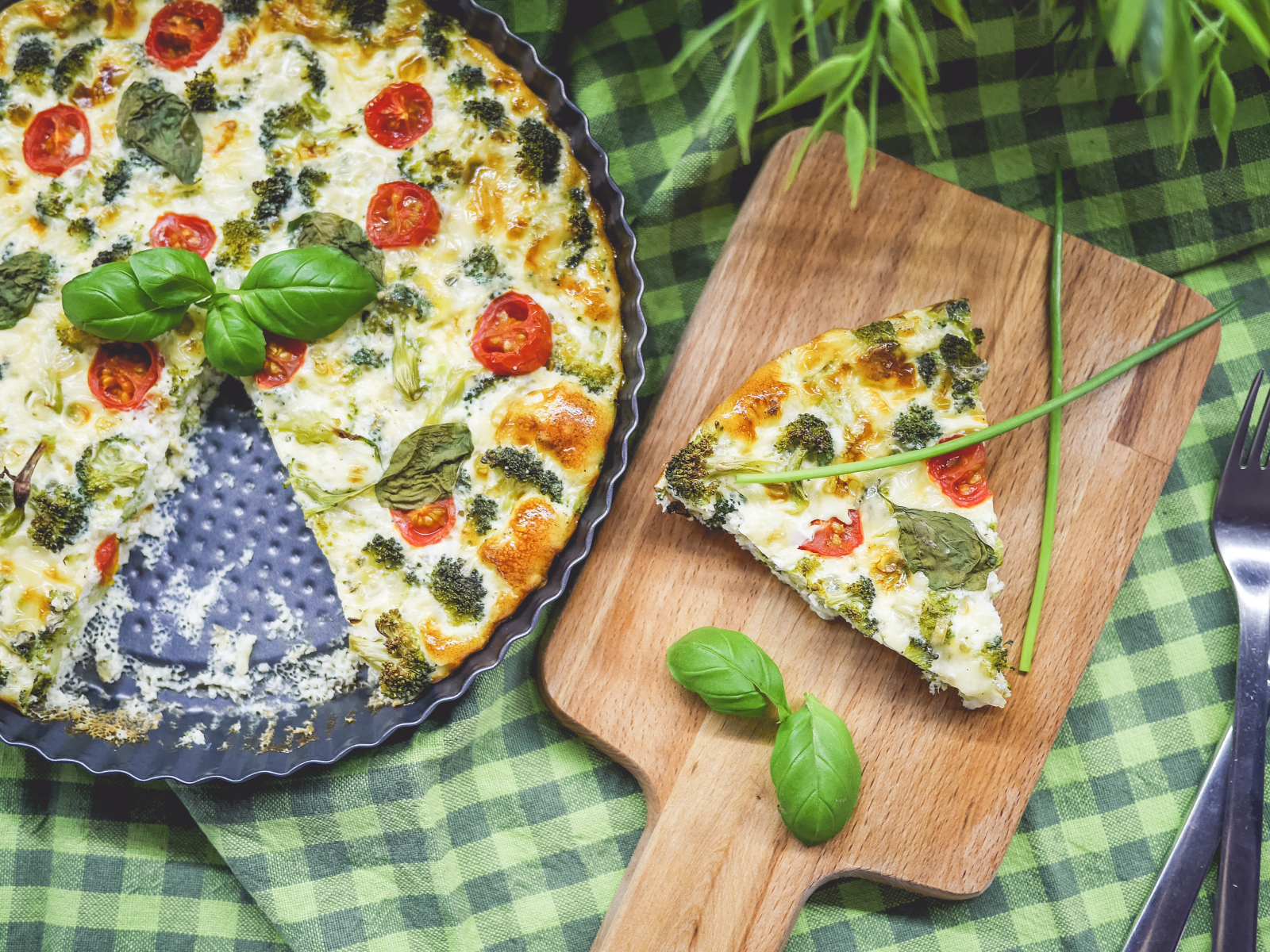 Пицца с помидорами, брокколи и базиликом