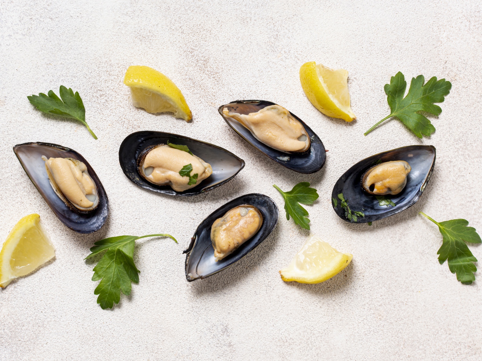 Мидии с кусочками лимона и петрушкой 