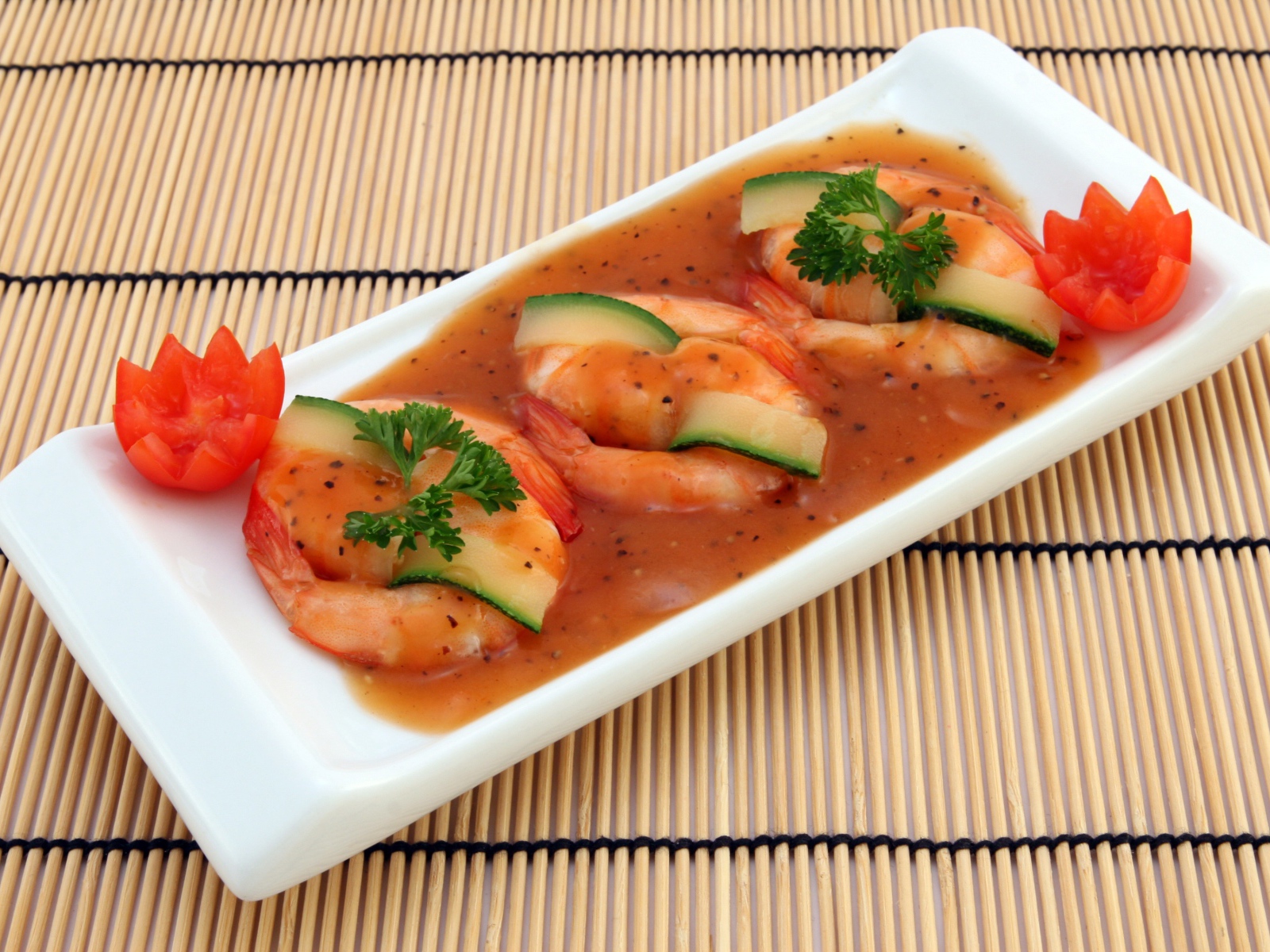 Креветки с огурцом в соусе на столе 