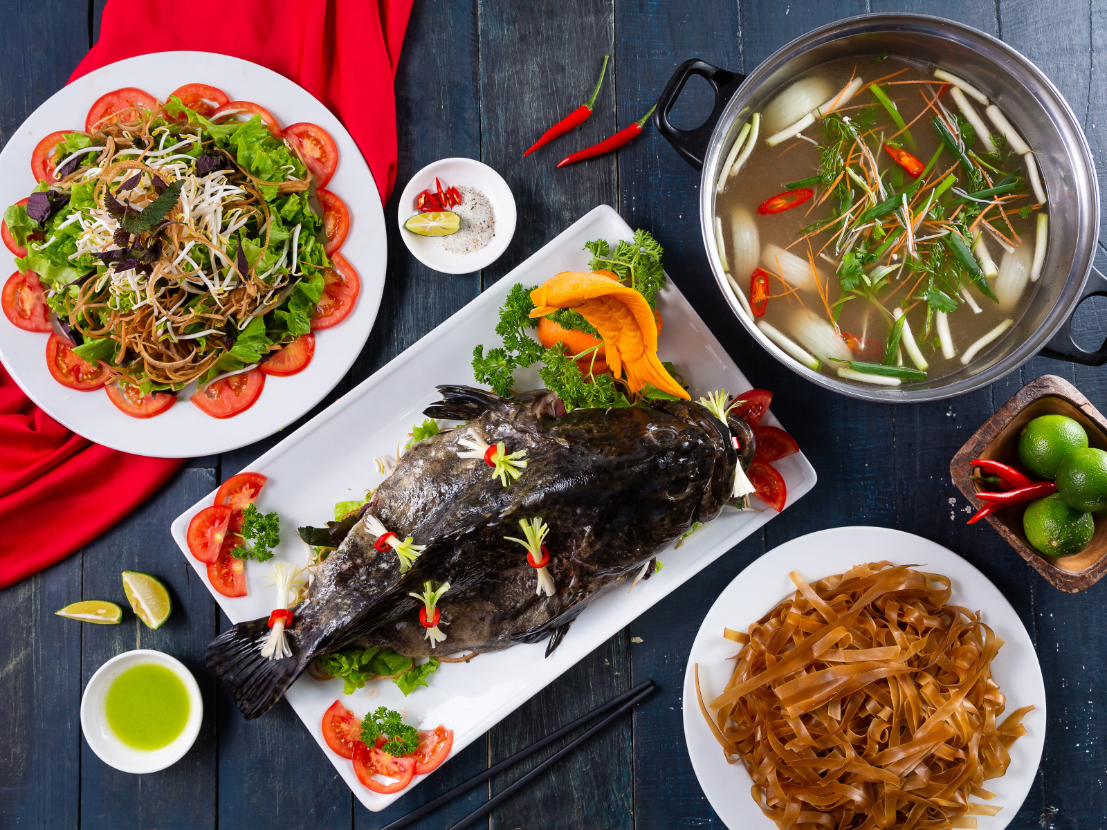 Фаршированная рыба на столе с овощами