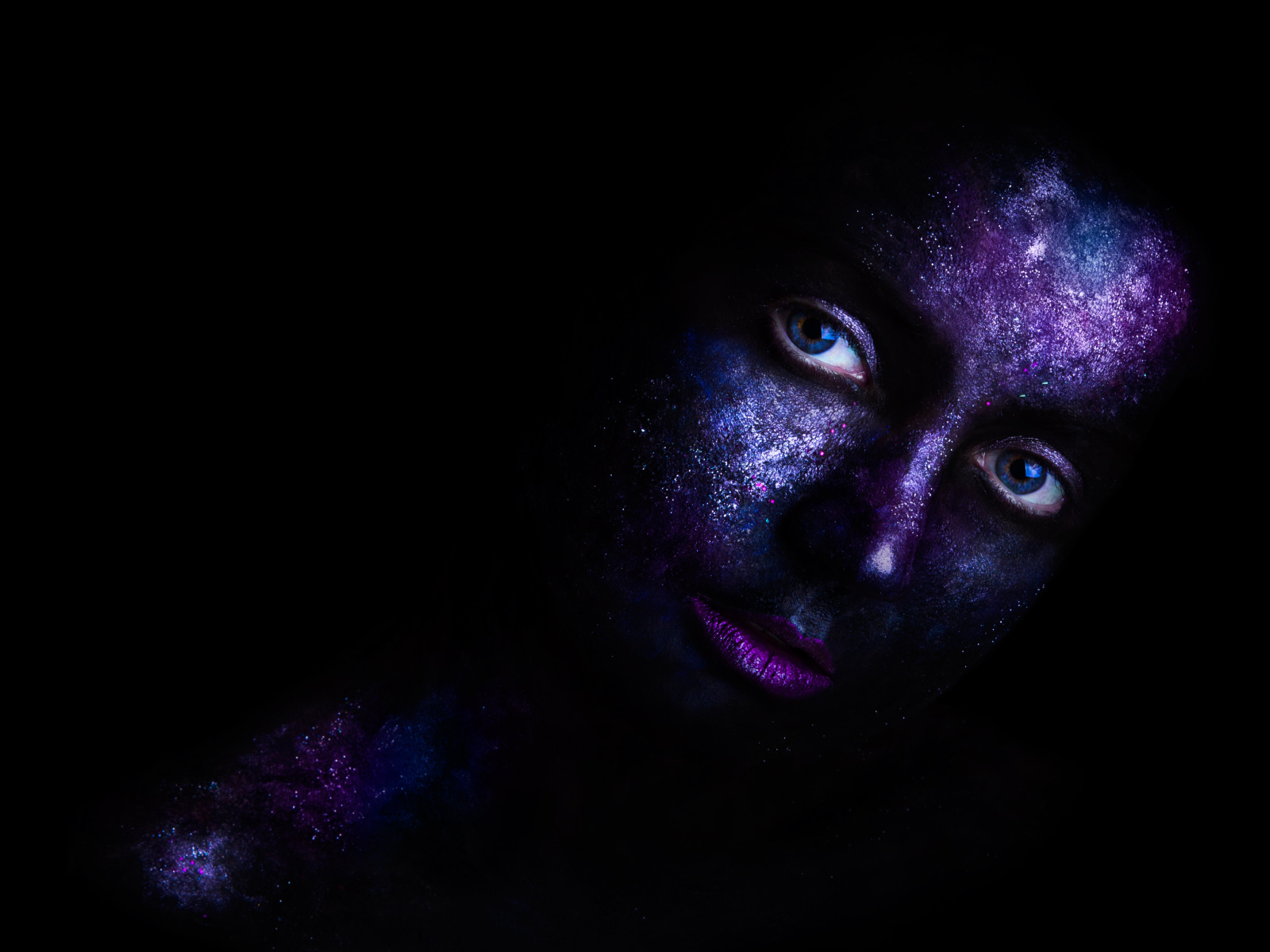 Девушка с красной на лице на черном фоне