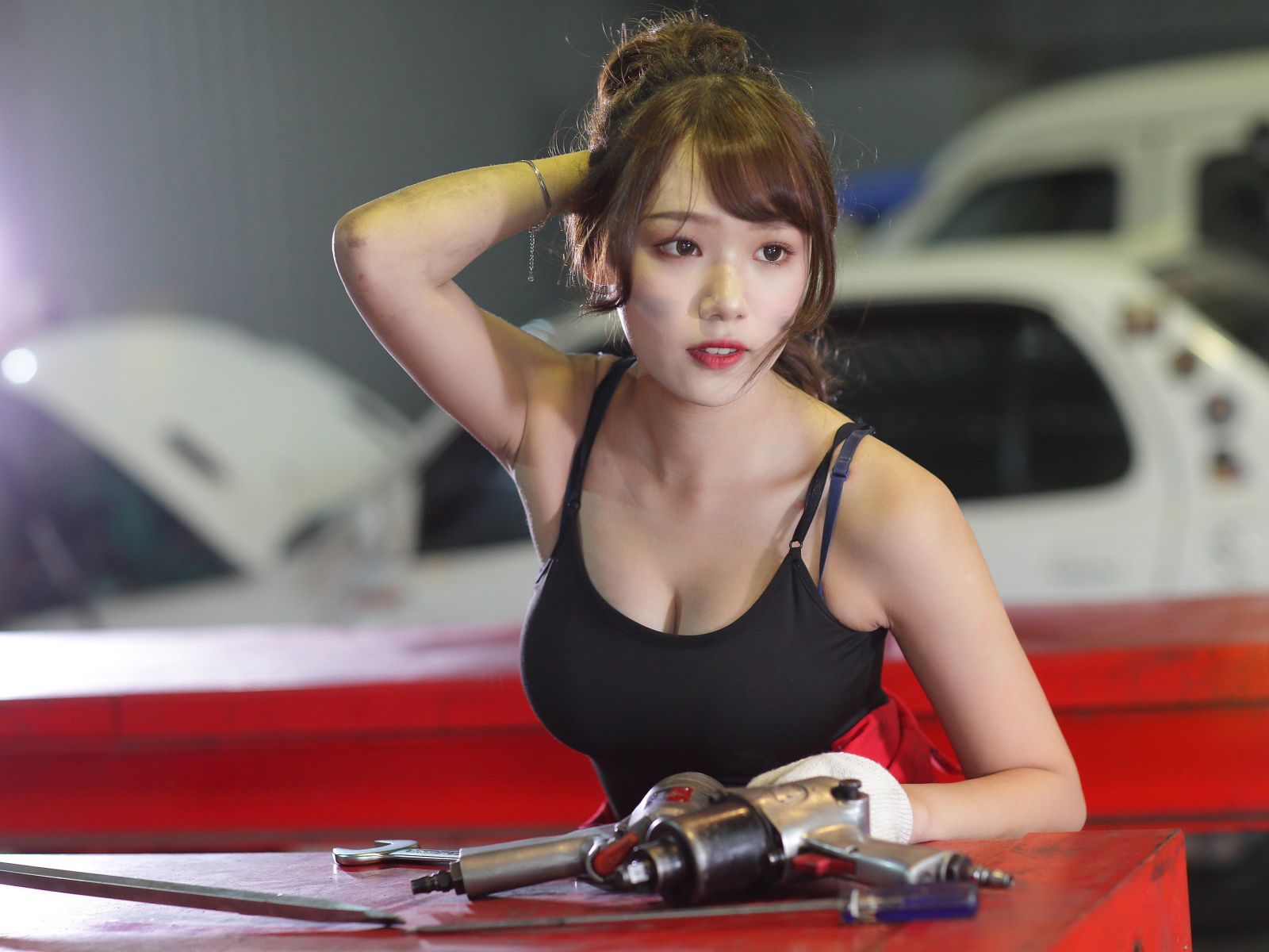 Девушка азиатка автослесарь  