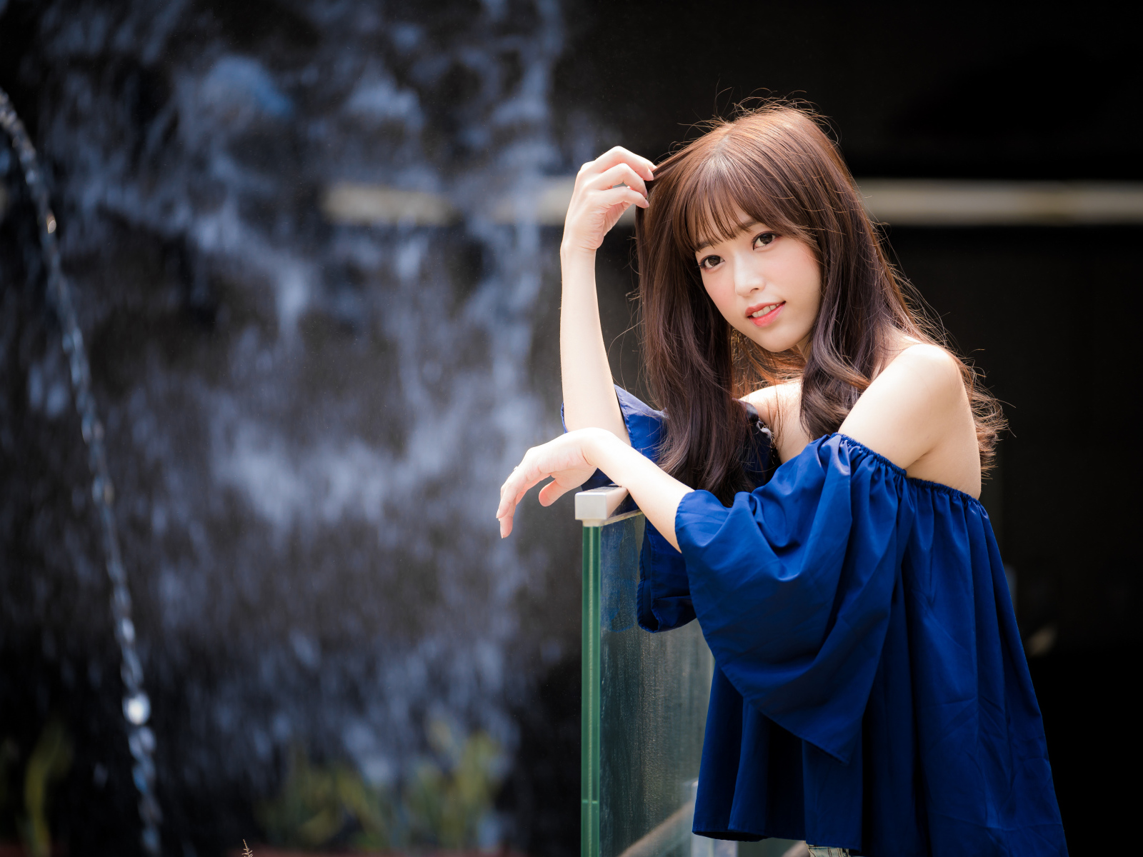 Девушка азиатка в синем красивом наряде