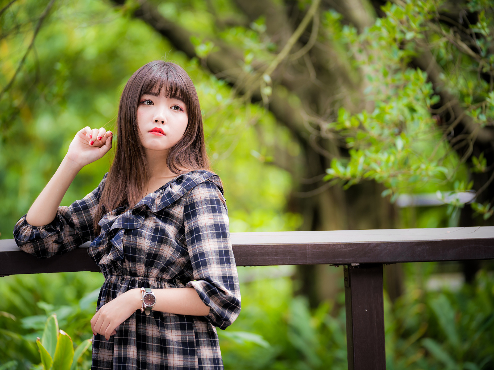Девушка азиатка в платье в клеточку