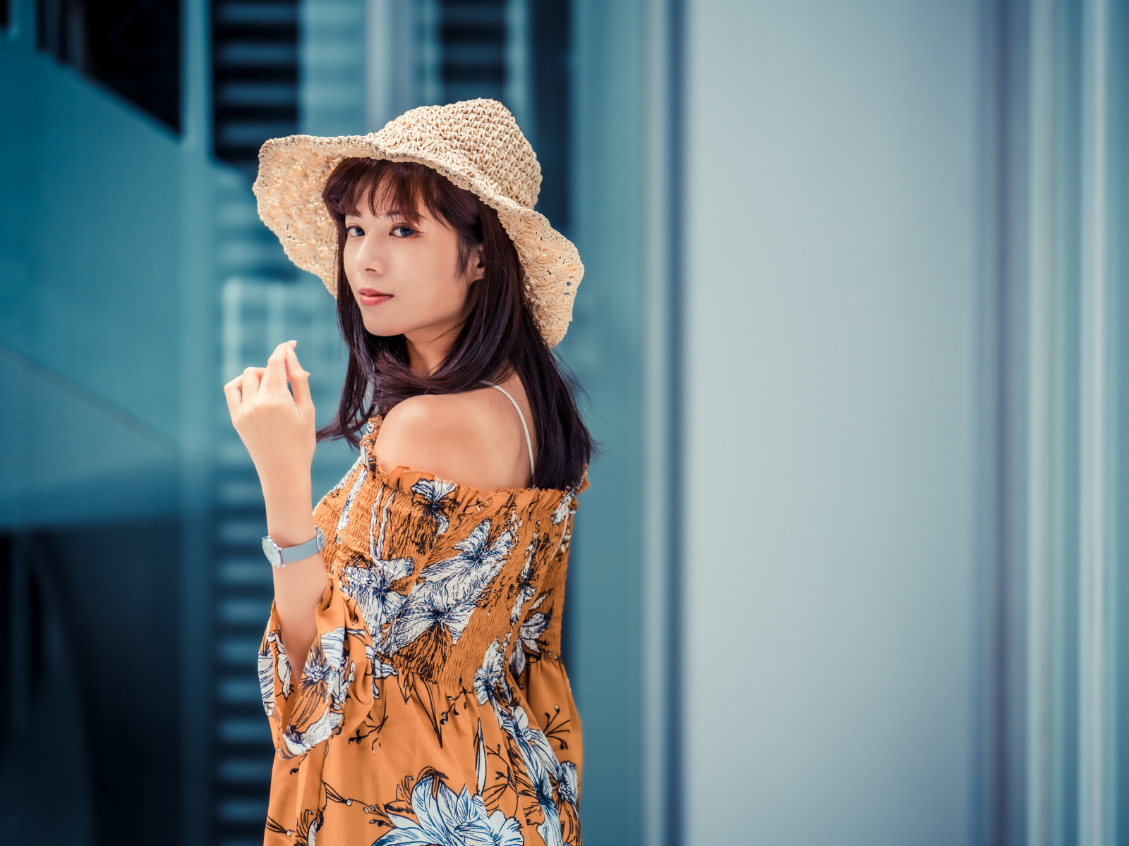 Девушка азиатка в шляпе летом 