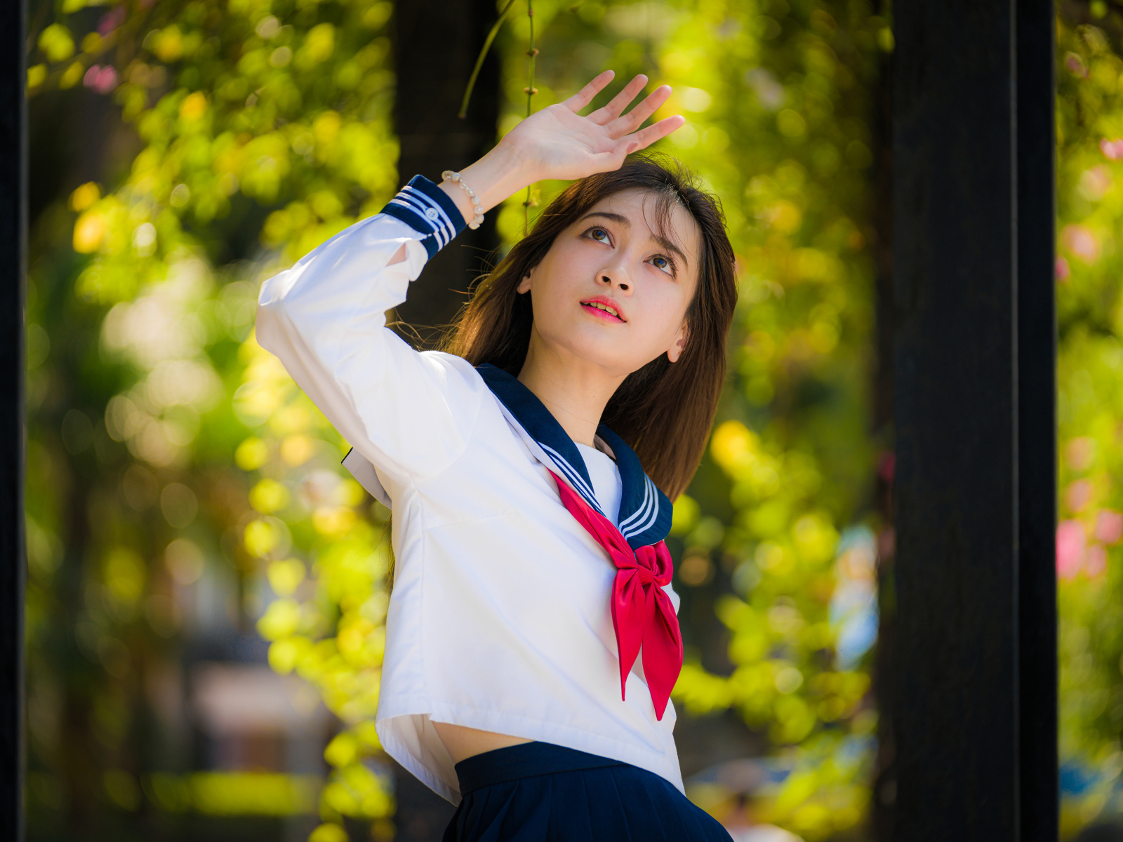 Девушка азиатка в форме с красным галстуком