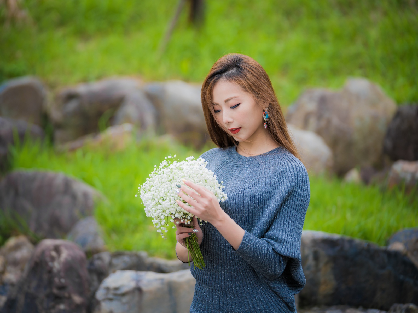 Красивая девушка азиатка держит в руках букет белых цветов