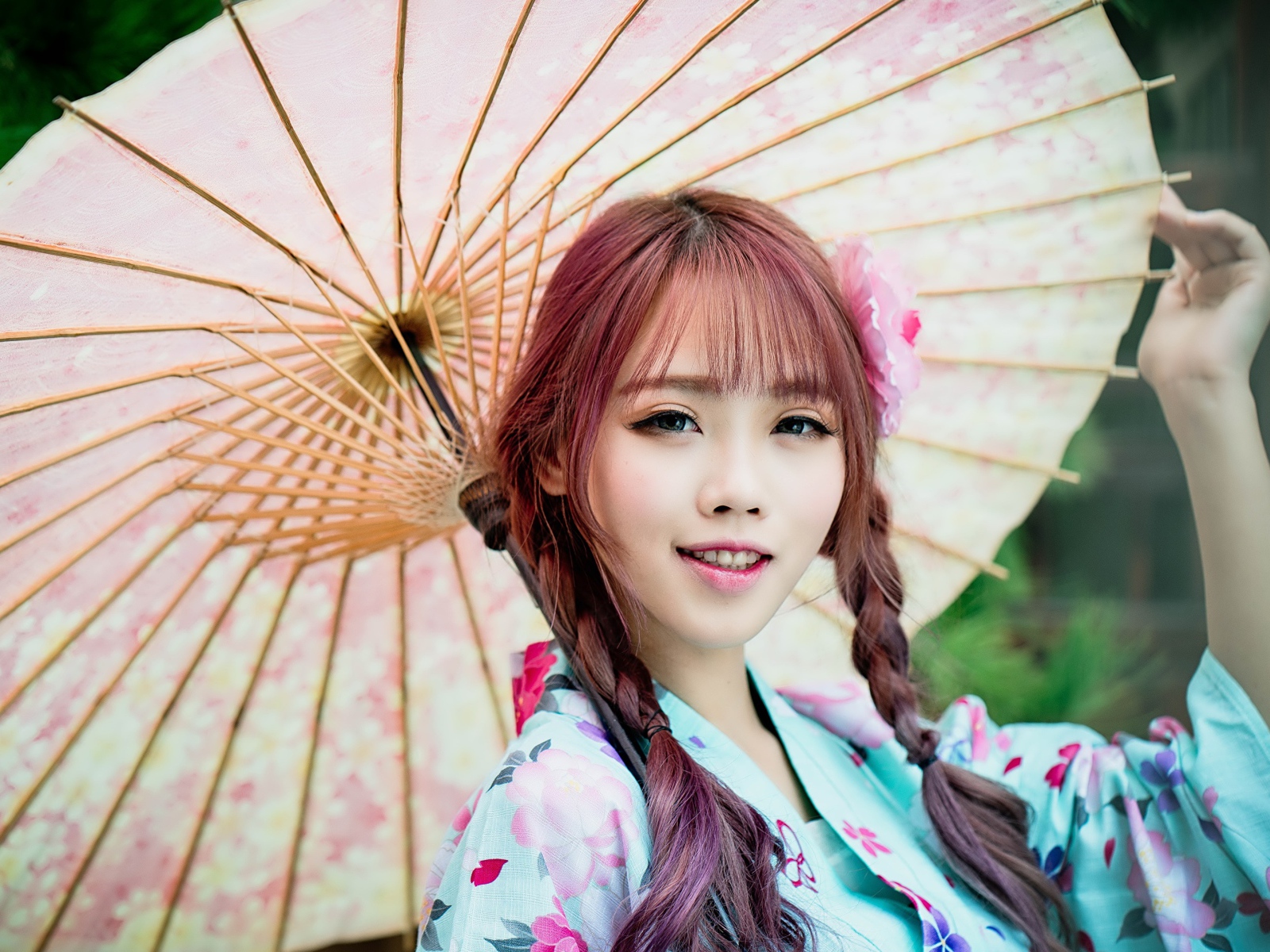 Красивая азиатка в большим зонтом 