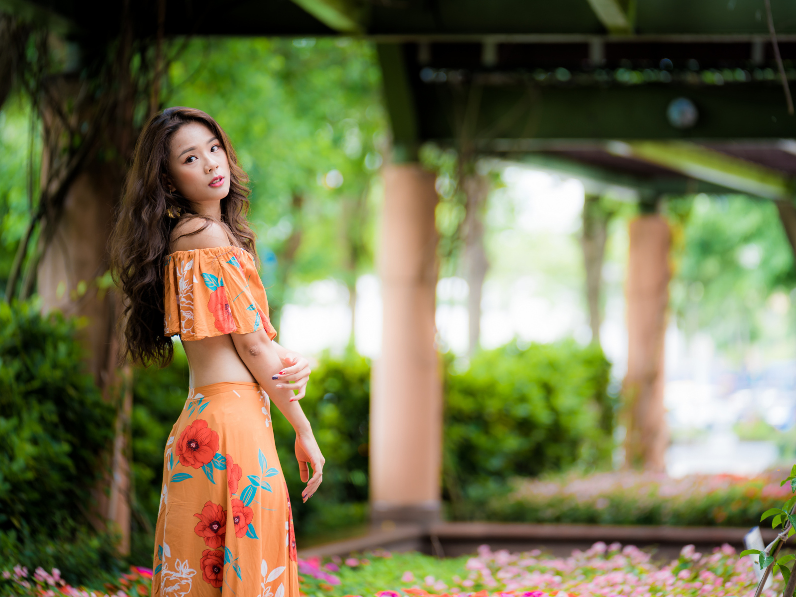 Красивая азиатка под мостом в костюме