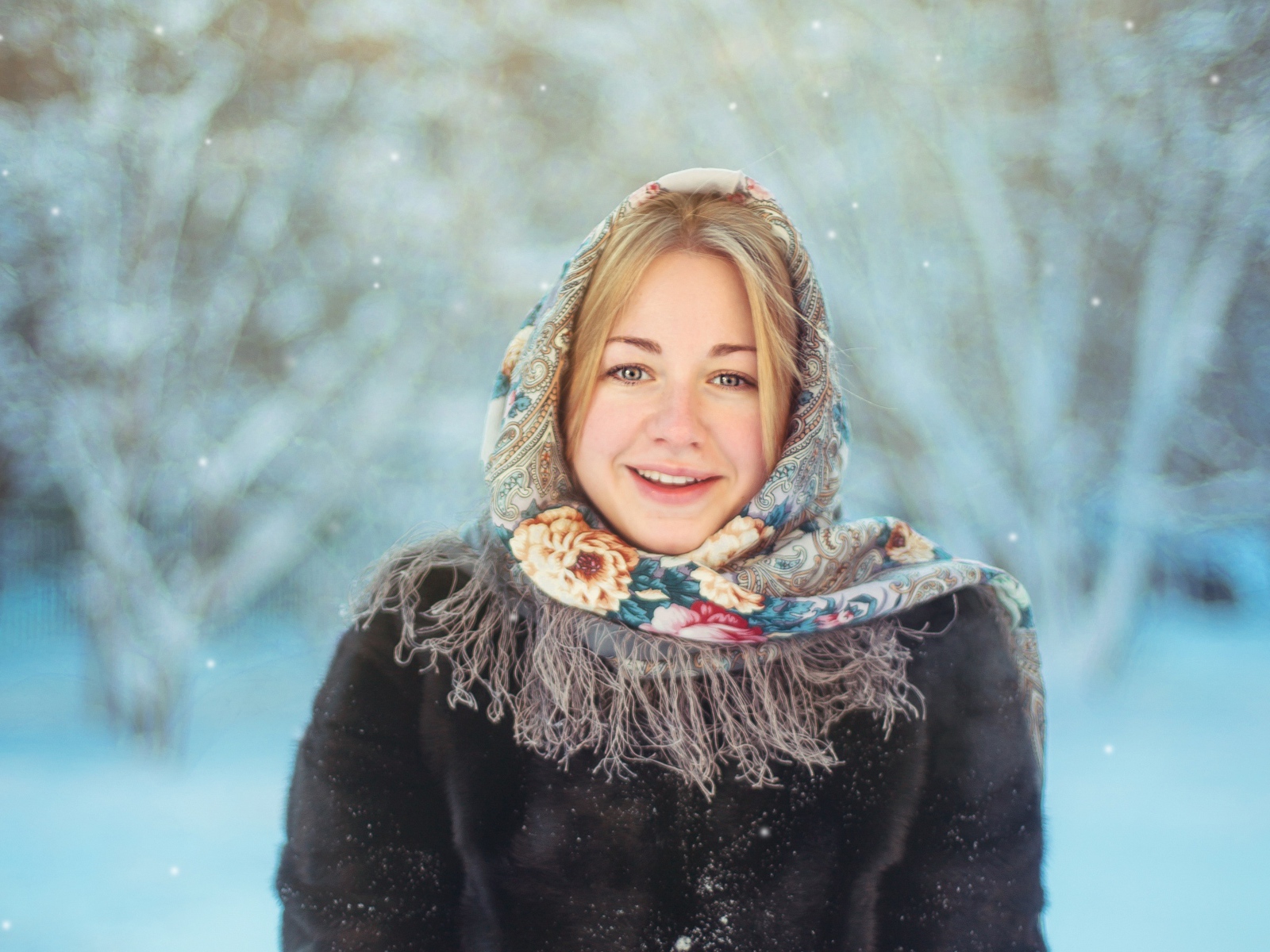 Красивая русская девушка на улице зимой 