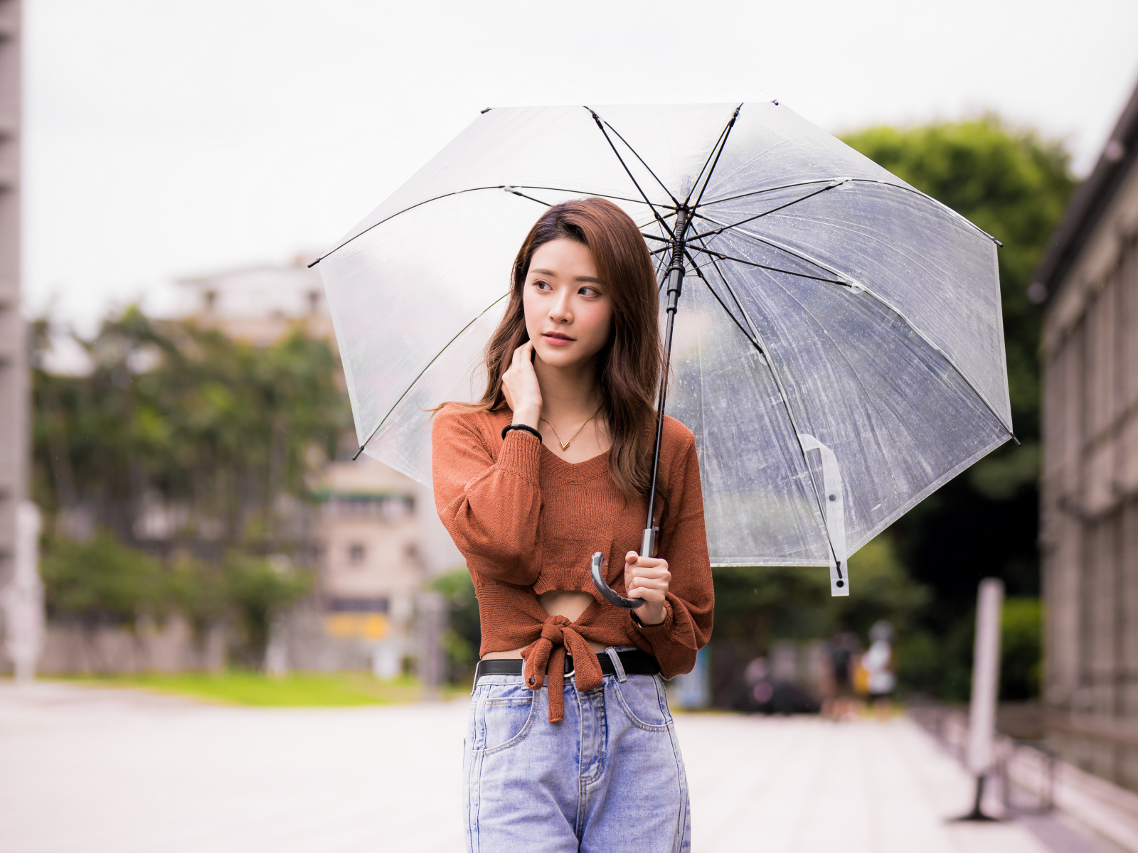 Красивая девушка азиатка с прозрачным  зонтом