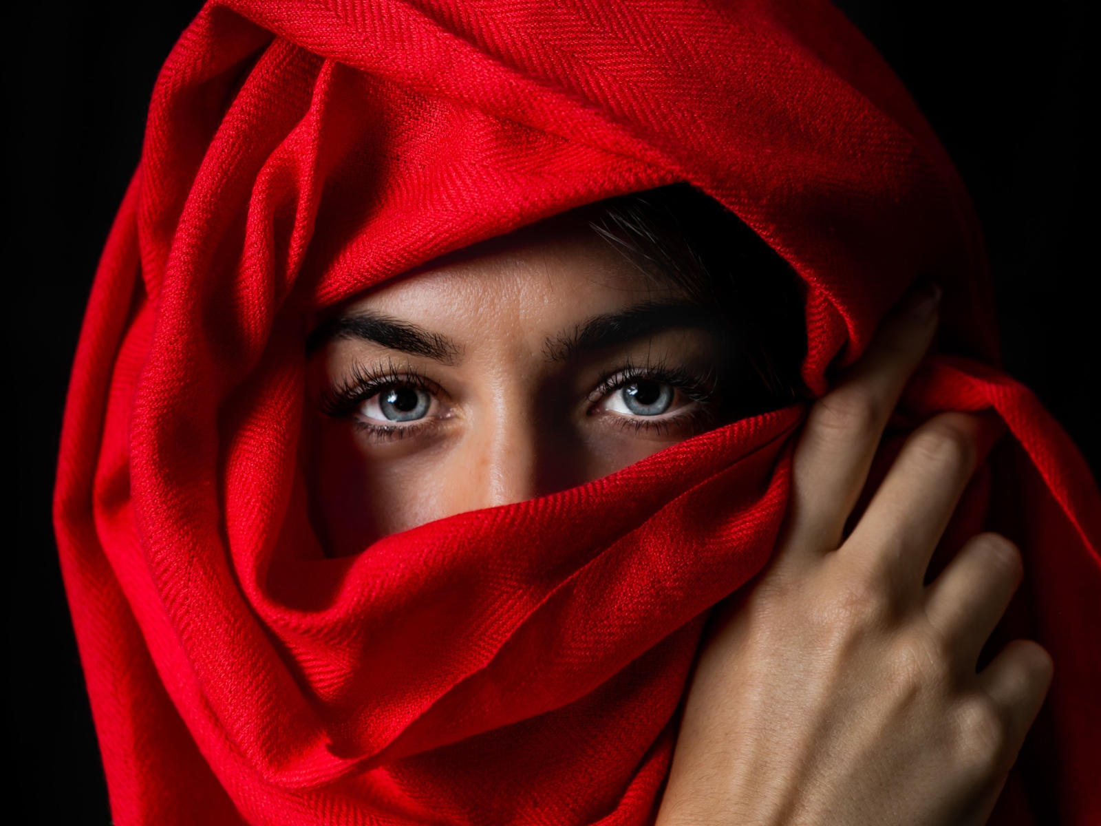 Красивая голубоглазая девушка в красном палантине 