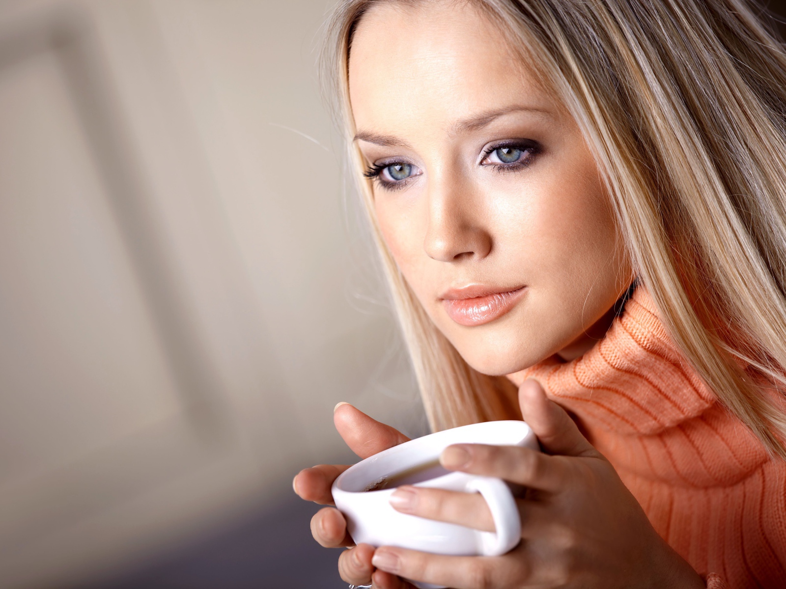 Красивая голубоглазая девушка с чашкой кофе 