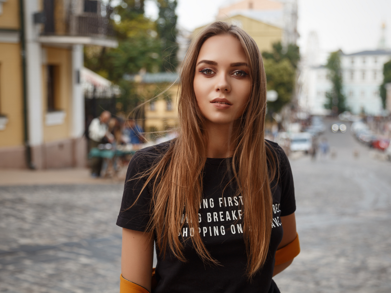 Красивая кареглазая девушка в черной футболке 