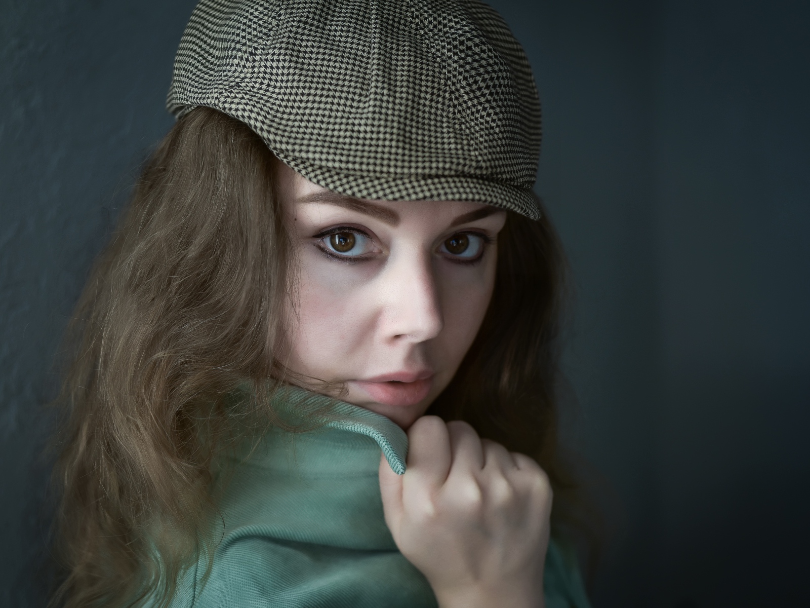 Красивая кареглазая девушка в кепке 