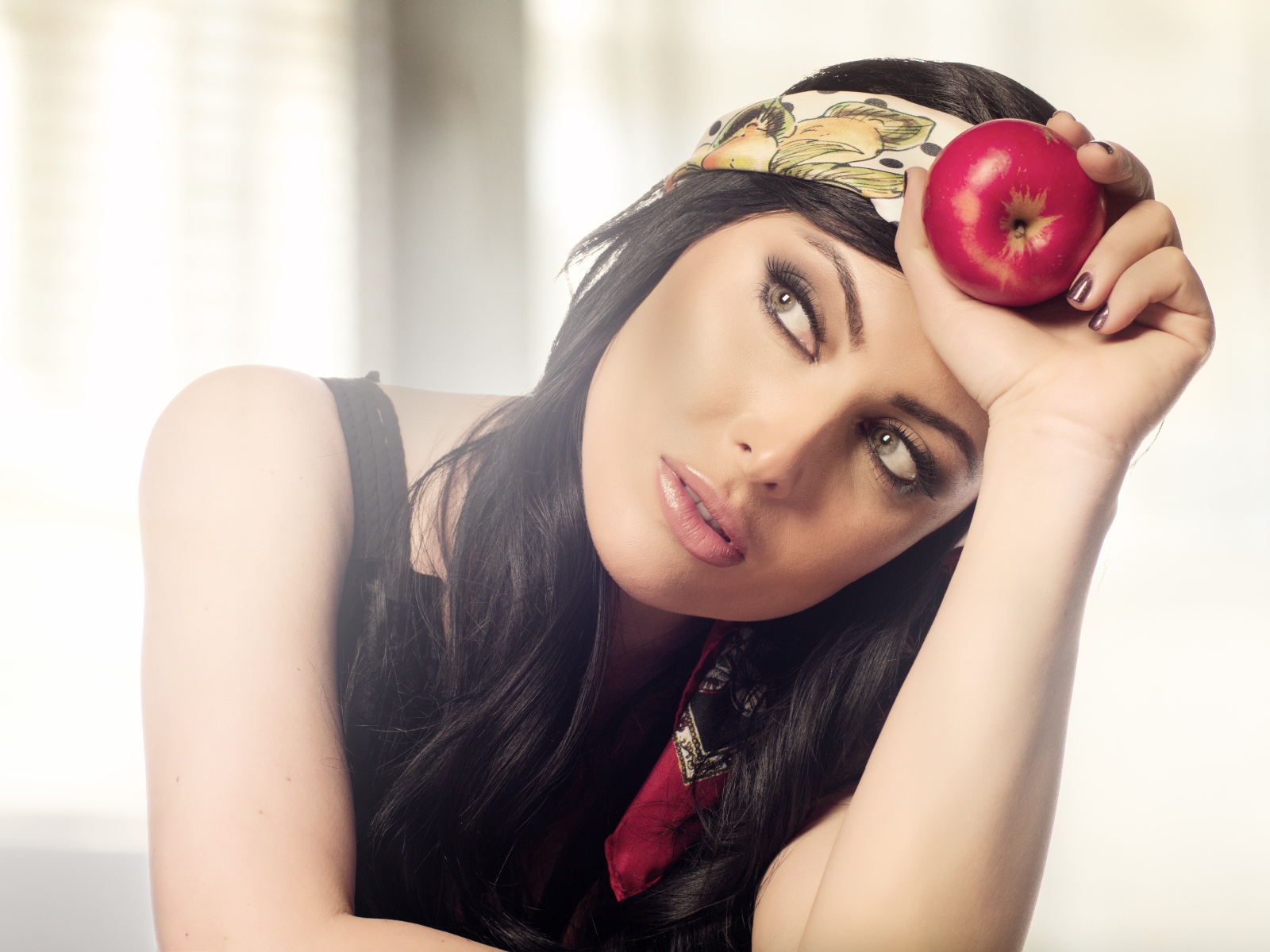 Красивая брюнетка с яблоком в руке 