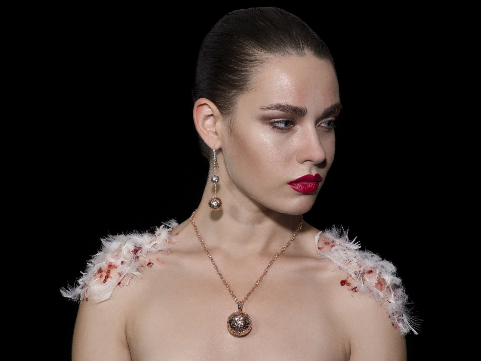 Красивая девушка в кулоном на шее