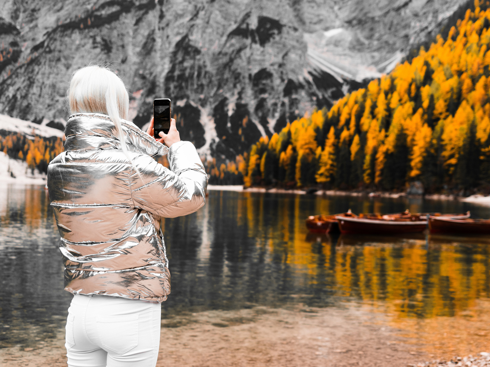 Красивая девушка делает фото гор на телефон 