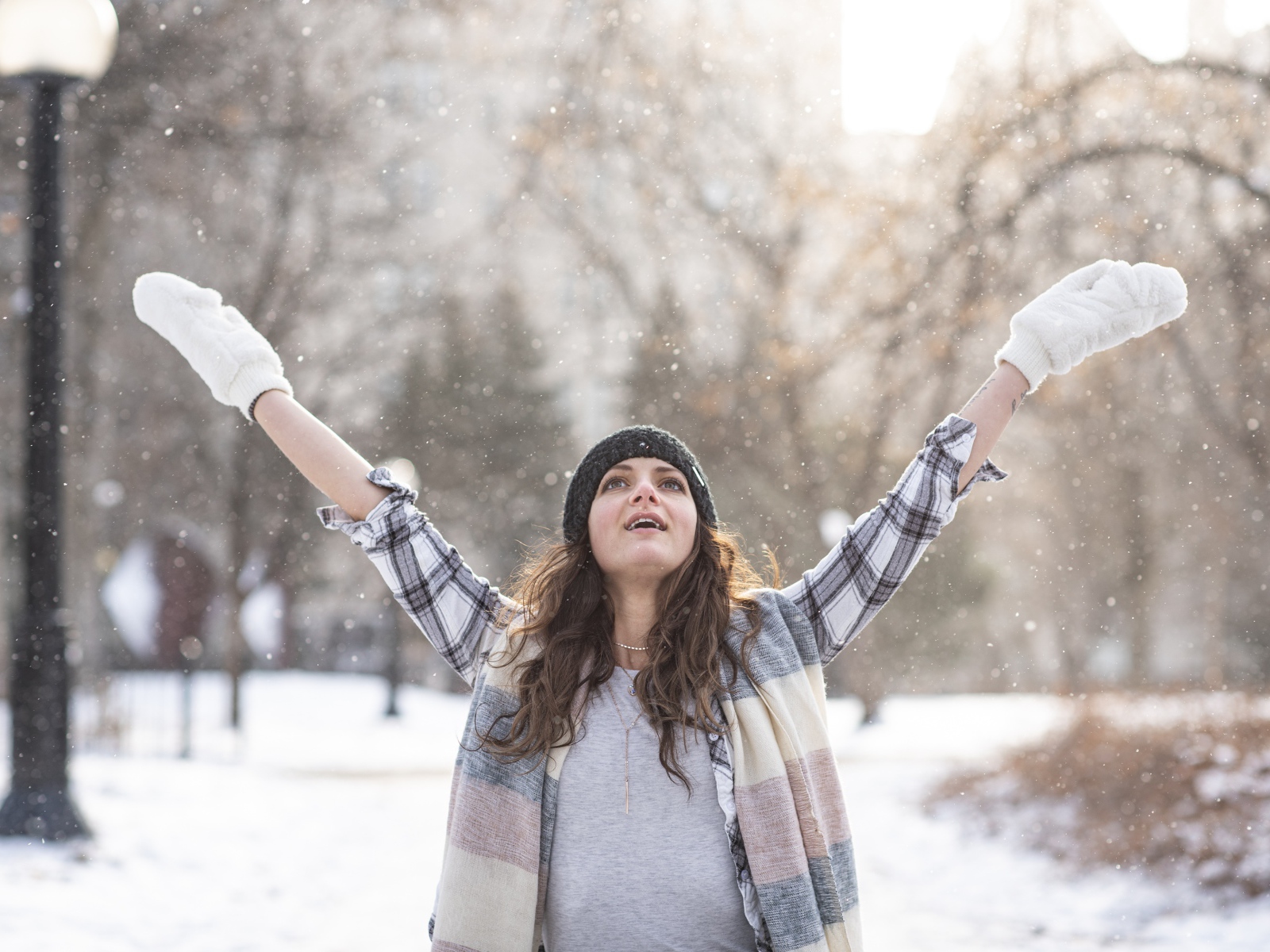 Красивая девушка на улице зимой 