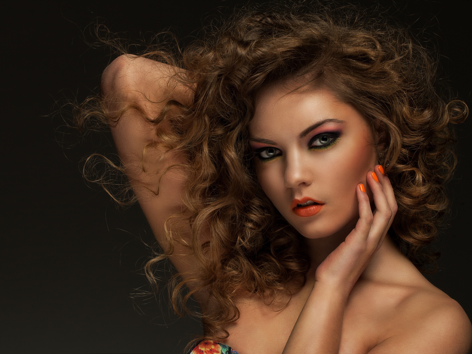Красивая девушка с кучерявыми волосами
