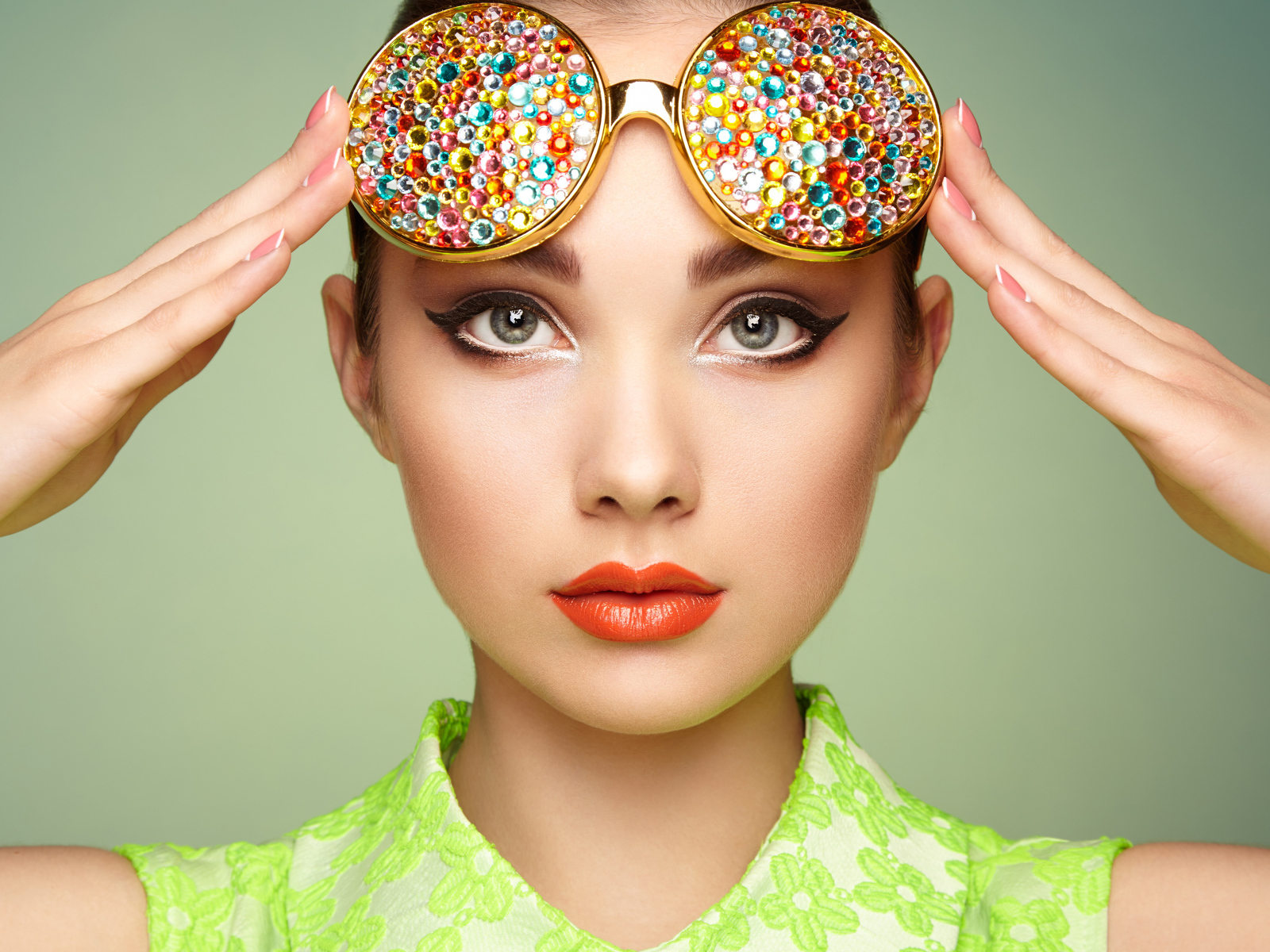 Красивая девушка с очками со стразами на лице